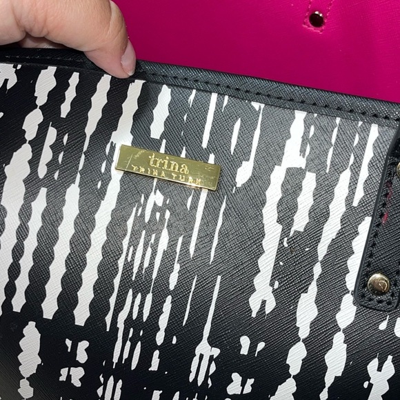 Trina Turk Bag w/Pouch, Black & White Print, Pink inside - Picture 3 of 9